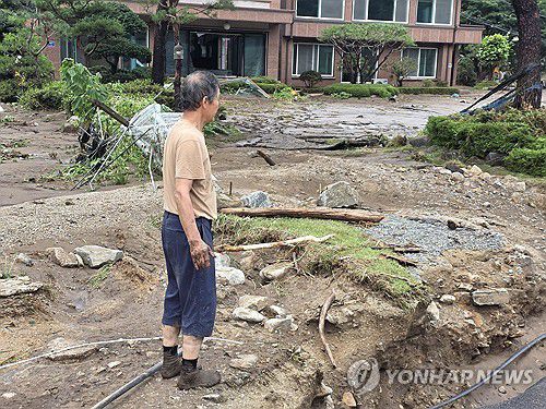 물폭탄에 망연자실한 주민(가평=연합뉴스) 심민규 기자 = 20일 오후 경기도 가평군 조종면에서 한 주민이 새벽 시간에 쏟아진 폭우로 파손된 주택을 바라보고 있다. 2025.7.20 wildboar@yna.co.kr