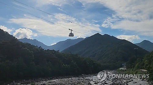 설악산 케이블카 운행 중 멈춤 사고(서울=연합뉴스) 20일 오후 3시 56분께 강원 속초시 설악산 케이블카가 운행 중 멈추는 사고가 발생했다.      이 사고로 상·하행 케이블카에 타고 있던 87명이 2시간여 동안 갇혀있다 구조됐다. 2025.7.20 [독자 제공. 재판매 및 DB 금지] photo@yna.co.kr
