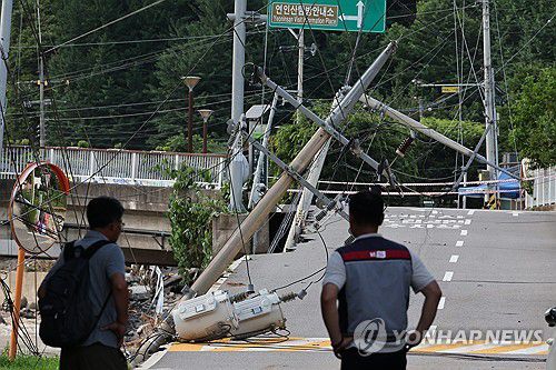 집중호우로 쓰러진 전봇대(서울=연합뉴스) 이진욱 기자 = 20일 경기 가평군 용추계곡 진입로에 있던 전봇대가 집중호우로 쓰러져 있다. 2025.7.20 cityboy@yna.co.kr