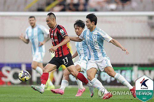 드리블하는 문선민(서울=연합뉴스) 20일 서울 월드컵경기장에서 열린 2025 프로축구 K리그1 FC서울과 울산 HD FC의 경기. 서울 문선민이 드리블을 하고 있다. 2025.7.20 [한국프로축구연맹 제공. 재판매 및 DB 금지] photo@yna.co.kr