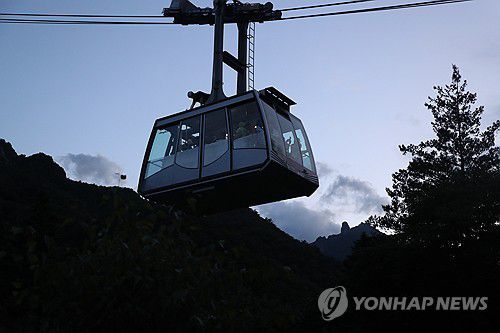 설악산 케이블카 탑승객 무사 하산(속초=연합뉴스) 류호준 기자 = 20일 설악산 케이블카가 등산객들을 태우고 내려오고 있다.     이날 오후 3시 56분께 강원 속초시 설악산 케이블카가 운행 중 멈추는 사고가 발생했다. 2025.7.20 ryu@yna.co.kr