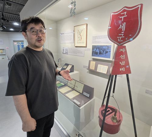 한국기독교역사문화관 손승호 사무국장(서울=연합뉴스) 이세원 기자 = 내달 12일 정식 개관 예정인 서울 은평구 소재 한국기독교역사문화관에서 17일 사무국장인 손승호 박사가 구세군 자선냄비에 관해 설명하고 있다. 2025.7.21