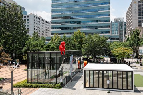 세종문화회관 예술의 정원 S씨어터 상부에 설치된 변경수 작가의 '달콤한 뚱땡이'[세종문화회관 제공. 재판매 및 DB 금지]