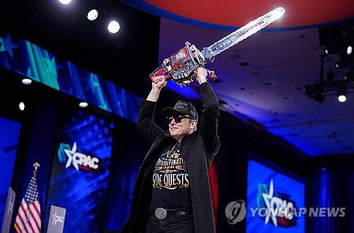 전기톱 치켜든 일론 머스크[게티이미지 AFP 연합뉴스 자료사진. 재판매 및 DB 금지]