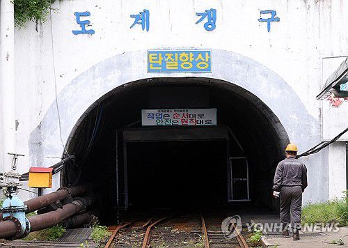 석탄공사 최후의 광부(삼척=연합뉴스) 양지웅 기자 = 27일 강원 삼척시 도계광업소에서 광부들이 펌프 설비 점검을 위해 이동하고 있다.     도계광업소는 대한석탄공사의 마지막 탄광으로 나흘 뒤인 내달 1일 문을 닫는다. 2025.6.27 yangdoo@yna.co.kr