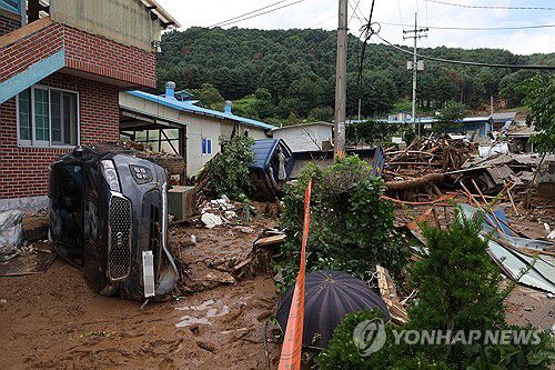 물폭탄에 쓰러진 차량(가평=연합뉴스) 임병식 기자 = 20일 오후 경기도 가평군 조종면에서 새벽 시간에 쏟아진 폭우로 산사태가 발생해 주택과 차량이 파손되어 있다. 2025.7.20 andphotodo@yna.co.kr