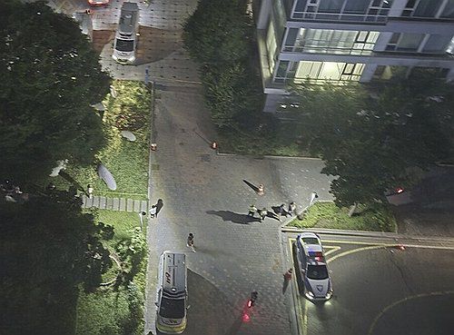 인천서 가족에 사제총 발사해 1명 사망…60대 검거(인천=연합뉴스) 인천에서 가족 간에 사제 총기를 발사해 1명이 숨졌다.      경찰에 따르면 20일 오후 9시 31분께 인천시 연수구 송도동 모 아파트에서 총기 사건이 발생했다는 신고가 접수됐고, 총에 맞은 30대 남성이 119구급대에 의해 병원으로 옮겨졌으나 숨졌다. 피의자와 피해자는 가족 관계인 것으로 전해졌다.      사진은 총기 사건 현장에 출동한 경찰과 소방 당국.  2025.7.21  [독자 제공. 재판매 및 DB 금지] photo@yna.co.kr