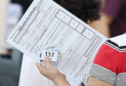 민생회복 소비쿠폰 신청하는 시민(대구=연합뉴스) 윤관식 기자 = 민생회복 소비쿠폰 신청이 시작된 21일 대구 달서구 진천동행정복지센터에서 시민들이 신청 순서를 기다리고 있다. 2025.7.21 psik@yna.co.kr