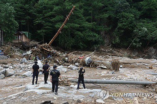 수마에 사라진 캠핑장(가평=연합뉴스) 임병식 기자 = 21일 경기도 가평군 조종면 마일리 수해 현장에서 경찰 과학수사대가 현장을 살펴 보고 있다. 2025.7.21 andphotodo@yna.co.kr