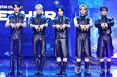 '컴백' 투모로우바이투게더 단체인사(서울=연합뉴스) 진연수 기자 = 그룹 투모로우바이투게더(TXT)가 21일 오후 서울 동대문구 경희대학교 평화의 전당에서 열린 정규 4집 '별의 장: 투게더(TOGETHER)' 발매 쇼케이스에서 포즈를 취하고 있다. 2025.7.21 jin90@yna.co.kr