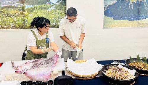 홍어 해체 쇼[신안군 제공·재판매 및 DB 금지]