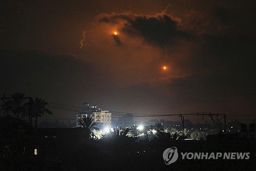 이스라엘의 데이르알발라 첫 공격[AP=연합뉴스. 재판매 및 EB 금지]