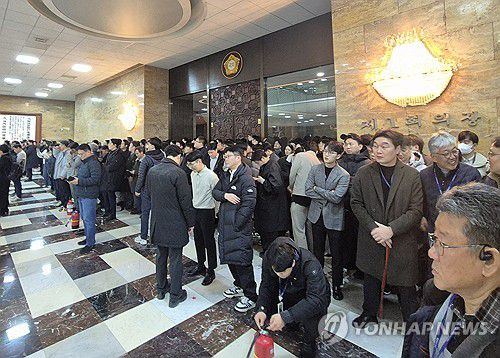 본회의장 막는 국회 보좌진들(서울=연합뉴스) 김성민 기자 = 조다운 기자 = 윤석열 대통령이 3일 저녁 비상계엄을 선포한 가운데 4일 새벽 서울 국회의사당에서 국회 보좌관들이 본회의장 입구를 막고 있다. 2024.12.4 allluck@yna.co.kr