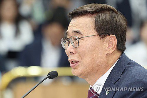 이종석 국정원장(서울=연합뉴스) 김주성 기자 = 이종석 국가정보원장 후보자가 19일 서울 여의도 국회 정보위원회에서 열린 인사청문회에서 위원 질문에 답하고 있다. 2025.6.19 utzza@yna.co.kr