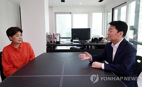 안철수 의원 만난 윤희숙 혁신위원장(서울=연합뉴스) 박동주 기자 = 국민의힘 윤희숙 혁신위원장(왼쪽)이 21일 서울 여의도 국민의힘 중앙당사에서 안철수 의원을 만나고 있다. 2025.7.21 [공동취재] pdj6635@yna.co.kr