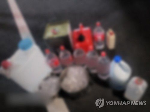사제총기 살해 피의자 자택서 발견된 폭발물[인천경찰청 제공. 재판매 및 DB 금지]