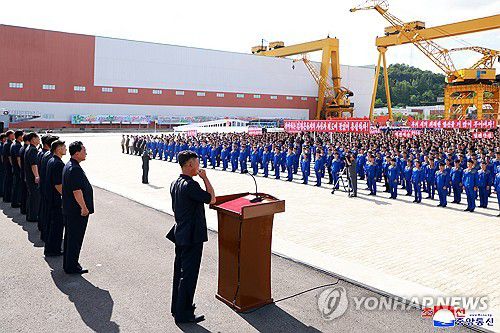 북한 "내년 10월 10일까지 5천t급 신형 구축함 추가 건조"(평양 조선중앙통신=연합뉴스) 북한이 내년 10월 10일까지 5천t급인 '최현급' 신형 구축함을 추가로 건조한다. 조선중앙통신은 지난 21일 남포조선소 종업원들이 궐기 모임을 열어 "2026년 10월 10일까지 또 한 척의 신형구축함을 건조할 것을 결의해나섰다"고 22일 보도했다. 2025.7.22      [국내에서만 사용가능. 재배포 금지. For Use Only in the Republic of Korea. No Redistribution] nkphoto@yna.co.kr