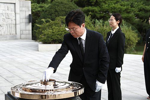 김영훈 노동부 장관, 현충원 참배(서울=연합뉴스) 김영훈 고용노동부 장관이 22일 서울 동작구 국립서울현충원을 찾아 분향하고 있다. 2025.7.22 [고용노동부 제공. 재판매 및 DB 금지] photo@yna.co.kr