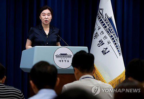 질문에 답하는 강유정 대통령실 대변인(서울=연합뉴스) 홍해인 기자 = 강유정 대통령실 대변인이 22일 서울 용산 대통령실 청사에서 인사 관련 브리핑 뒤 취재진의 질문에 답하고 있다. 2025.7.22 hihong@yna.co.kr