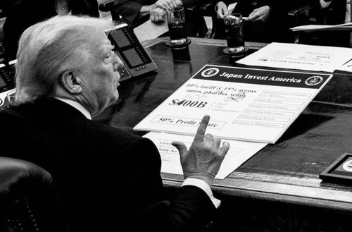 트럼프 미국 대통령 앞에 놓인 미일 무역 협상 문서(워싱턴=연합뉴스) 도널드 트럼프 미국 대통령이 백악관 집무실에서 일본의 무역 협상 총괄인 아카자와 료세이 경제재생상과 대화하는 사진으로 트럼프 대통령이 일본과 무역 합의를 발표한 지난 22일(현지시간) 댄 스커비노 백악관 부비서실장이 엑스에 올렸다. 사진 속 문서에는 일본이 미국에 투자하겠다고 제안한 4천억달러를 지우고 손으로 5천억달러를 적은 게 보인다. 2025.7.23 [스커비노 엑스 다운로드. 재판매 및 DB 금지]