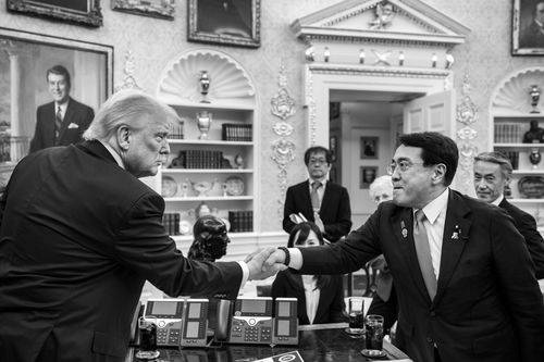 악수하는 트럼프 미국 대통령과 아카자와 일본 경제재생상(워싱턴=연합뉴스) 도널드 트럼프 미국 대통령이 백악관 집무실에서 일본의 무역 협상 총괄인 아카자와 료세이 경제재생상과 악수하는 사진으로 트럼프 대통령이 일본과 무역 합의를 발표한 지난 22일(현지시간) 댄 스커비노 백악관 부비서실장이 엑스에 올렸다. 2025.7.23 [스커비노 엑스 다운로드. 재판매 및 DB 금지]