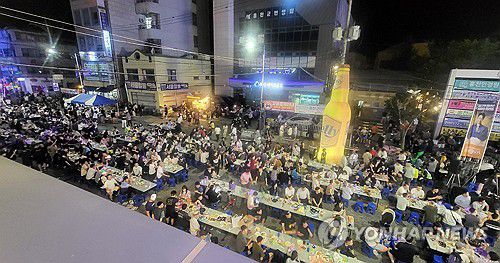 지난해 홍천 맥주축제 전야제 인파[연합뉴스 자료사진]