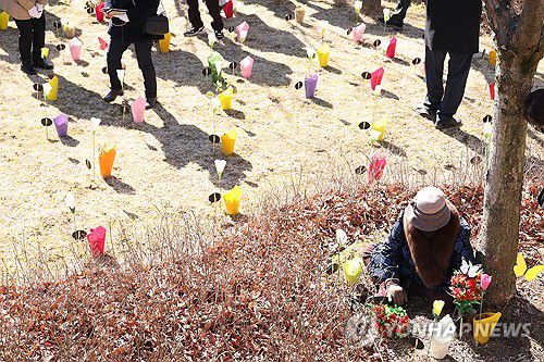 '아프지마라'(대구=연합뉴스) 박세진 기자 = 대구지하철참사 22주기인 지난 2월 18일 대구 동구 대구시민안전테마파크에서 열린 추모식에 참석한 유족이 희생자를 기리는 꽃을 놓으며 추모하고 있다. 2025.2.18 psjpsj@yna.co.kr