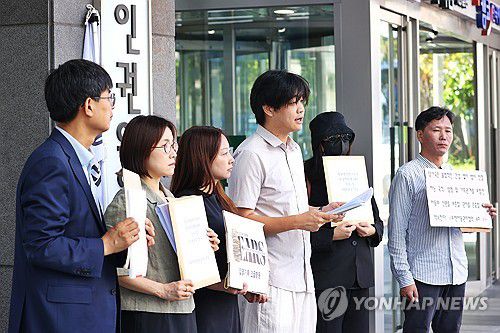 입양기록긴급행동 국가인권위 진정 기자회견(서울=연합뉴스) 진연수 기자 = 입양기록긴급행동이 11일 서울 중구 국가인권위원회 앞에서 '보건복지부·아동권리보장원의 입양정보 공개 청구 중단에 대한 국가인권위 진정 기자회견'을 하고 있다. 2025.7.11 jin90@yna.co.kr