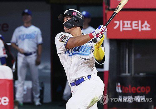 안현민 안타(수원=연합뉴스) 홍기원 기자 = 20일 경기도 수원케이티위즈파크에서 열린 2025 KBO리그 프로야구 한화 이글스와 kt wiz의 경기. 8회말 1사 주자 없을 때 kt 안현민이 안타를 치고 있다. 2025.7.20 xanadu@yna.co.kr