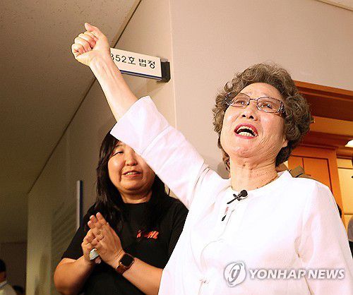 61년 만에 인정받은 정당방위(부산=연합뉴스) 손형주 기자 = 61년 전 자신을 성폭행하려던 남성의 혀를 깨물어 중상해 혐의 유죄 판결을 받았던 최말자(78)씨가 23일 부산지법에서 열린 재심 첫 공판을 마치고 법정을 나서며 "이겼습니다"를 외치고 있다. 이날 검찰은 "정당방위가 인정된다"며 무죄를 구형했다.   2025.7.23 handbrother@yna.co.kr