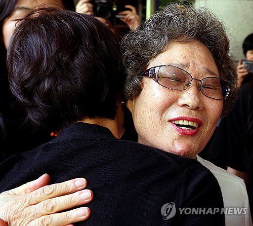 61년만에 인정받은 정당방위…감격의 포옹(부산=연합뉴스) 손형주 기자 = 61년 전 자신을 성폭행하려던 남성의 혀를 깨물어 중상해 혐의 유죄 판결을 받았던 최말자(78)씨가 23일 부산지법에서 열린 재심 첫 공판을 마치고 법정을 나서며 변호인과 여성단체와 포옹하고 있다. 이날 검찰은 "정당방위가 인정된다"며 무죄를 구형했다.  2025.7.23 handbrother@yna.co.kr