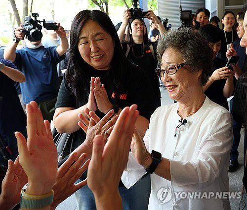 61년 만에 인정받은 정당방위(부산=연합뉴스) 손형주 기자 = 61년 전 자신을 성폭행하려던 남성의 혀를 깨물어 중상해 혐의 유죄 판결을 받았던 최말자(78)씨가 23일 부산지법에서 열린 재심 첫 공판을 마치고 법정을 나서며 변호인과 여성단체의 박수를 받고 있다. 이날 검찰은 "정당방위가 인정된다"며 무죄를 구형했다.      최씨는 18세이던 1964년 5월 6일 자신을 성폭행하려던 남성 노모(당시 21세) 씨의 혀를 깨물어 1.5㎝가량 절단되게 한 혐의로 부산지법에서 징역 10월에 집행유예 2년을 선고받았다. 최씨는 성폭행에 저항한 정당방위라고 주장했으나 당시 법원은 받아들이지 않았다. 2025.7.23 handbrother@yna.co.kr