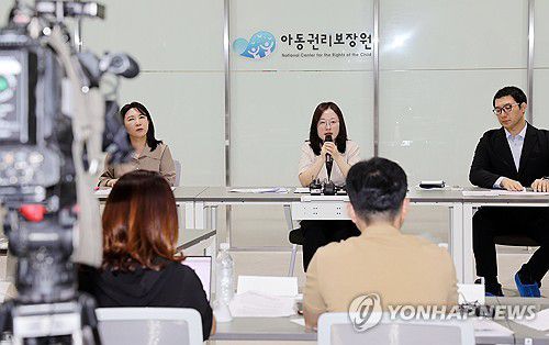 입양기록 26만권 운영 설명하는 아동권리보장원(고양=연합뉴스) 김병만 기자 = 23일 경기도 고양시 덕양구 한 저온 물류센터 건물에서 아동권리보장원 기록물관리 책임자 한명애 본부장(가운데) 등이 기자회견을 열고 입양 기록물 원본을 이관·보존할 시설 운영에 관해 설명하고 있다. 2025.7.23 kimb01@yna.co.kr