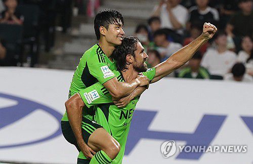 '콤파뇨 골' 2대0 앞서가는 전북현대(전주=연합뉴스) 나보배 기자 = 23일 전북 전주월드컵경기장에서 열린 하나은행 K리그1 2025 전북현대와 강원FC의 경기. 전북현대 콤파뇨가 전반전에 골을 넣은 뒤 세리머니하고 있다. 2025.7.23 warm@yna.co.kr