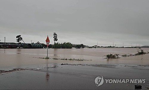 400㎜ 넘는 폭우에 범람한 서산 청지천(서산=연합뉴스) 호우경보가 발효된 충남 서산시 석림동 청지천이 범람해 도로와 농경지가 물에 잠겨 있다. 2025.7.17 [독자 제공. 재판매 및 DB 금지]