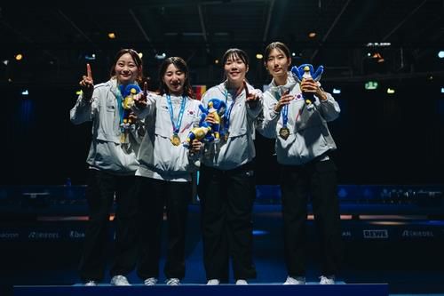 펜싱 여자 사브르 단체전에서 우승한 최세빈(왼쪽부터), 김정미, 전하영, 선은비[대한펜싱협회 제공. 재판매 및 DB 금지]