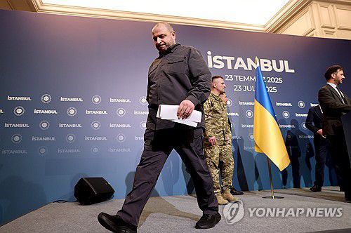 러·우크라 회담(이스탄불 EPA=연합뉴스) 23일(현지시간) 오후 루스템 우메로우 우크라이나 국가안보국방위원회(NSDC) 사무총장이 이스탄불 츠라안궁전에서 러시아와 평화협상 3차 회담 후 기자회견을 마치고 걸어나가고 있다. 2025.7.24 photo@yna.co.kr
