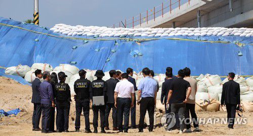 미호강 제방 찾은 배용원 검찰 수사본부장(청주=연합뉴스) 이성민 기자 = 청주 오송 지하차도 사고 수사본부장을 맡고 있는 배용원 청주지검장과 수사 관계자들이 3일 참사 원인으로 지목된 미호강 임시 제방을 둘러보고 있다. 2023.8.3. chase_arete@yna.co.kr