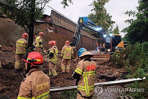 오산 가장교차로 고가도로 옹벽 붕괴[경기도소방재난본부 제공. 재판매 및 DB 금지]