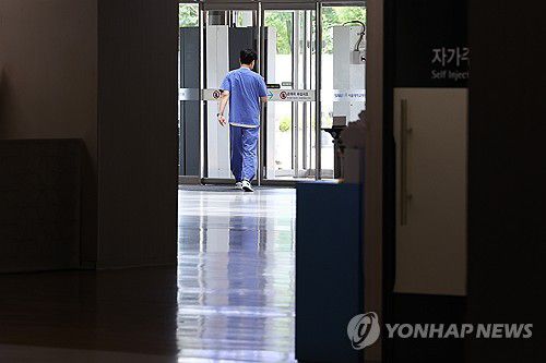 서울 시내 한 대형병원에서 의료관계자가 이동하고 있다.[연합뉴스 자료사진]