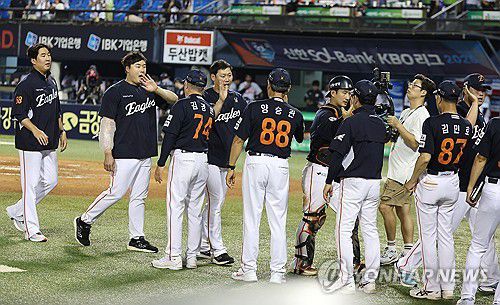 10연승 달성한 한화이글스(서울=연합뉴스) 김주형 기자 = 22일 서울 잠실야구장에서 열린 프로야구 2025 신한 SOL 뱅크 KBO리그 두산베어스와 한화이글스 경기에서 10연승을 달성한 한화이글스 선수들이 환호하고 있다.      한화는 1985년 삼성에 이어 역대 두 번째로 '단일시즌 두 번 이상의 10연승 달성' 진기록을 세웠다. 2025.7.22 kjhpress@yna.co.kr