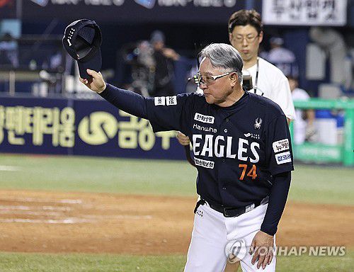 김경문 감독, 10연승 3번 이상 달성한 사령탑 기록(서울=연합뉴스) 김주형 기자 = 22일 서울 잠실야구장에서 열린 프로야구 2025 신한 SOL 뱅크 KBO리그 두산베어스와 한화이글스 경기에서 10연승을 달성한 한화이글스 김경문 감독이 밝은 표정을 하고 있다.      김 감독은 역대 4번째로 10연승을 3번 이상 달성한 사령탑으로 기록된다. 2025.7.22 kjhpress@yna.co.kr