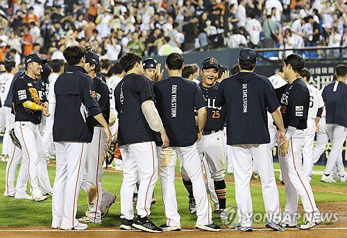 한화이글스 10연승 달성(서울=연합뉴스) 김주형 기자 = 22일 서울 잠실야구장에서 열린 프로야구 2025 신한 SOL 뱅크 KBO리그 두산베어스와 한화이글스 경기에서 10연승을 달성한 한화이글스 선수들이 환호하고 있다.      한화는 1985년 삼성에 이어 역대 두 번째로 '단일시즌 두 번 이상의 10연승 달성' 진기록을 세웠다. 2025.7.22 kjhpress@yna.co.kr