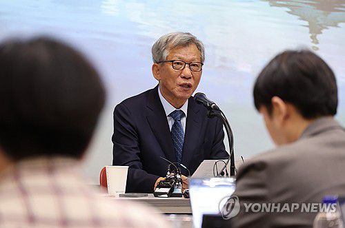 발언하는 유홍준 국립중앙박물관장(서울=연합뉴스) 서명곤 기자 = 유홍준 신임 국립중앙박물관장이 24일 서울 용산구 국립중앙박물관에서 열린 기자간담회에서 소감을 밝히고 있다. 2025.7.24 seephoto@yna.co.kr