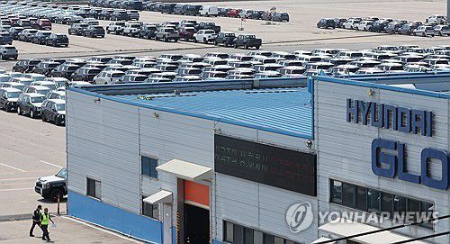 현대차, 올 2분기 영업익 15.8% 감소(평택=연합뉴스) 이진욱 기자 = 국내 1위 완성차업체인 현대차가 최대 수출국인 미국의 자동차 관세 여파로 분기 최대 매출에도 5년 만에 영업이익이 10% 넘게 감소했다. 현대차는 연결 기준 올해 2분기 영업이익이 3조6천16억원으로 지난해 동기보다 15.8% 감소한 것으로 잠정 집계됐다고 공시했다. 사진은 24일 경기도 평택항 부근에 수출용 차들이 세워져 있는 모습. 2025.7.24 cityboy@yna.co.kr