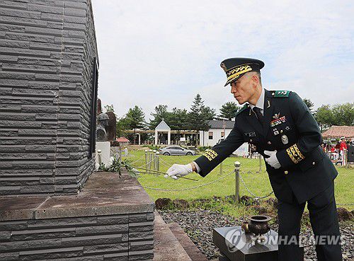 육군 6사단, 김교수 대위 추모식 개최(철원=연합뉴스) 24일 강원 철원군 월정리역 인근 추모비에서 열린 고(故) 김교수 육군 대위 추모식에서 김진성 6사단장이 헌화하고 있다. 2025.7.24 [육군 6사단 제공. 재판매 및 DB 금지] yangdoo@yna.co.kr