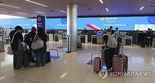 미 독립기념일 연휴 기간 덴버국제공항의 여행객들[AP 연합뉴스 자료사진. 재판매 및 DB 금지]