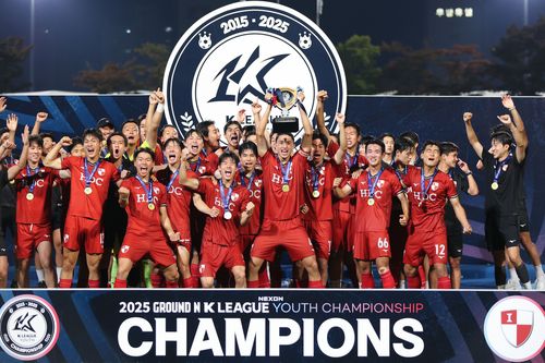 우승 트로피 들어 올리는 부산 아이파크 U-18 팀[한국프로축구연맹 제공. 재판매 및 DB 금지]