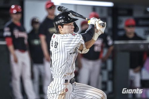 적시타 치는 한태양롯데 자이언츠 한태양이 25일 부산 사직구장에서 열린 2025 프로야구 KIA 타이거즈와 홈 경기에서 적시타를 날리고 있다. [롯데 자이언츠 제공. 재배포 및 DB 금지]