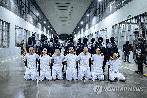지난 3월 31일(현지시간) 공개된 엘살바도르 세코트 수감자들[엘살바도르 대통령 공보실 제공. AFP 연합뉴스 자료사진. 재판매 및 DB 금지]
